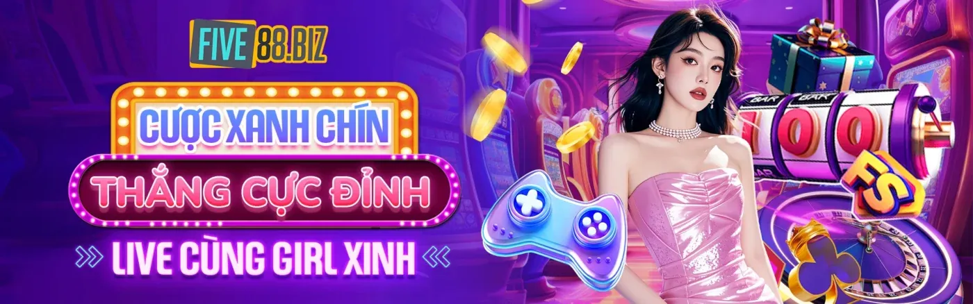 Bàn chơi Blackjack với các lá bài và chip, thể hiện sự tính toán và chiến thuật