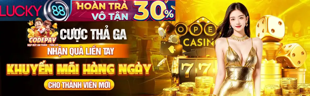 Bàn chơi Baccarat với các lá bài và chip cược, thể hiện sự chuyên nghiệp của huno90 casino